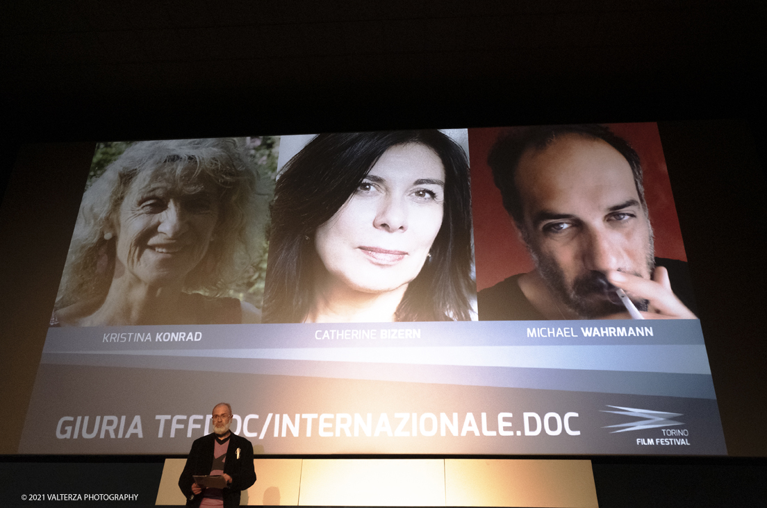 _DSF9201.jpg - 09/11/2021. Torrino. Il  Tff Ã¨ diventato uno dei piÃ¹ importanti festival di cinema indipendente in Italia, esso Ã¨ un  mix di cinema dâ€™autore, cinema di genere e cinema impegnato con molte anteprime e restauri di film cult che hanno fatto la storia e retrospettive. Nella foto  Davide Oberto curatore del Tff presenta alcune deelle giurie del concorso