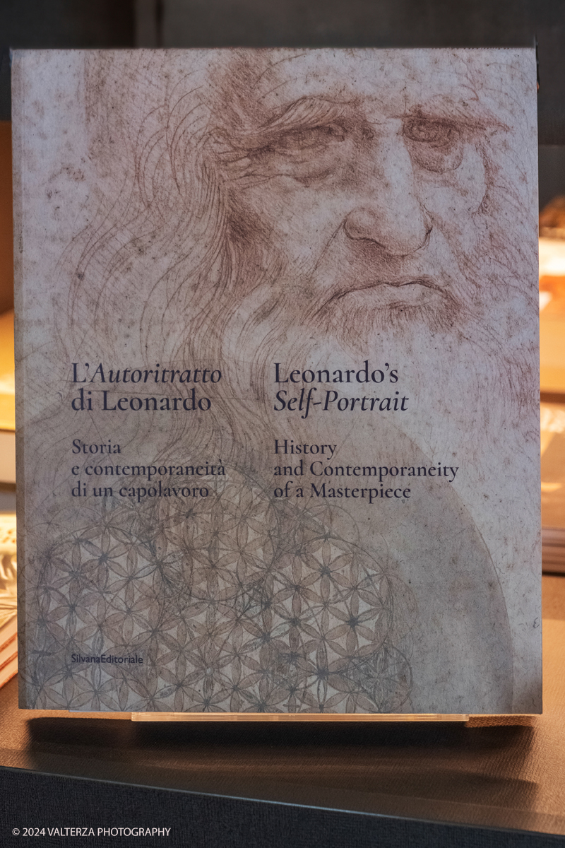 _DSF8924_1.jpg - 14/06/2024. Torino. Dedicato al celeberrimo Autoritratto di Leonardo da Vinci, icona della storia dellâ€™arte di tutti i tempi, il volume si propone di inquadrare lâ€™opera a partire dagli anni della sua realizzazione. Nella foto copia del volume im vendita nel book shop  dei Musei Reali