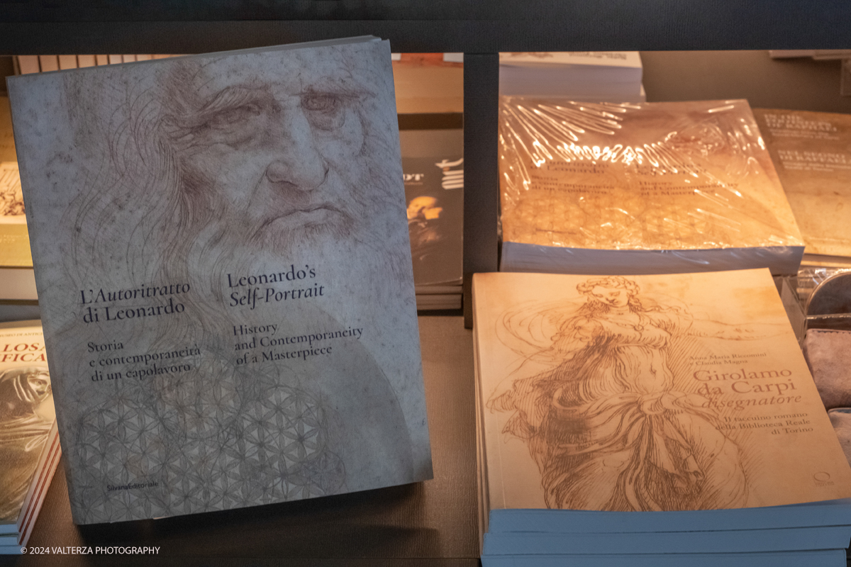 _DSF8935-2_1.jpg - 14/06/2024. Torino. Dedicato al celeberrimo Autoritratto di Leonardo da Vinci, icona della storia dellâ€™arte di tutti i tempi, il volume si propone di inquadrare lâ€™opera a partire dagli anni della sua realizzazione. Nella foto copia del volume im vendita nel book shop  dei Musei Reali