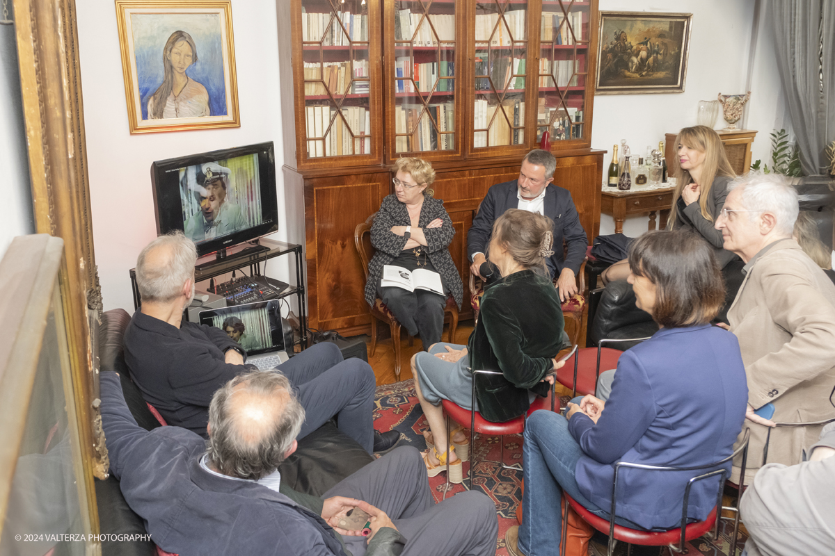 _DSF4780.jpg - 16/05/2024. Presentazione del libro Una Fetta di Sorriso di Cristiano Bussola edito da Paola Caramella Editrice nella sede del Caramella Choco Bistrot. Relatori la Giornalista Mara Martellotta e l'autore Cristiano Bussola. Da non perdere!  In gioventuÌ€ Renzo Villa aveva un sogno: voleva fare lâ€™attore, il cantante. Ma non riusciÌ€ a sfondare nel mondo dello spettacolo. CosiÌ€, negli anni 70, sfidando il monopolio Rai, si costruiÌ€ un palcoscenico tutto suo: Antennatre, lâ€™emittente che cambioÌ€ la storia della televisione italiana.Nel libro sono raccolte oltre 40 interviste ad altrettanti personaggi la cui storia Ã¨ intrecciata a quella di Antennatre. Tra loro: Massimo Boldi, Donatella Rettore, Johnson Righeira, Ettore Andenna, Memo Remigi, Wilma De Angelis, Enrico Beruschi!