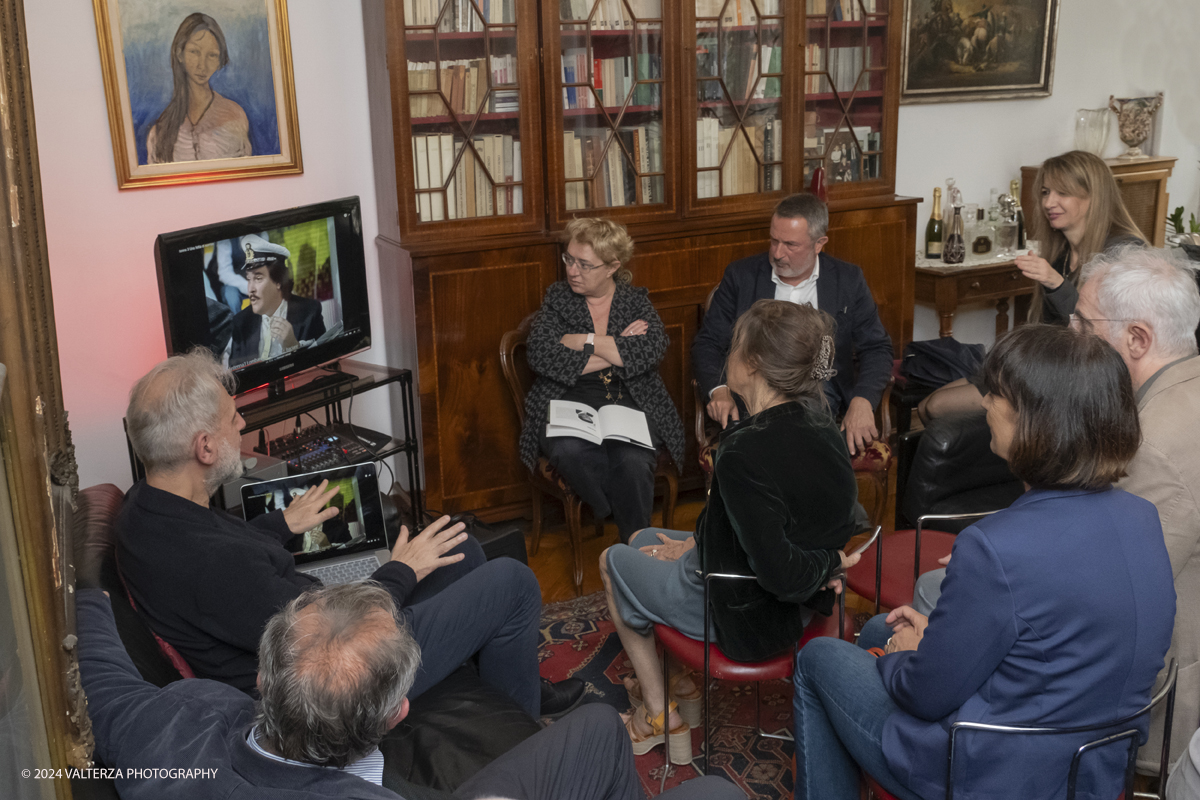 _DSF4781.jpg - 16/05/2024. Presentazione del libro Una Fetta di Sorriso di Cristiano Bussola edito da Paola Caramella Editrice nella sede del Caramella Choco Bistrot. Relatori la Giornalista Mara Martellotta e l'autore Cristiano Bussola. Da non perdere!  In gioventuÌ€ Renzo Villa aveva un sogno: voleva fare lâ€™attore, il cantante. Ma non riusciÌ€ a sfondare nel mondo dello spettacolo. CosiÌ€, negli anni 70, sfidando il monopolio Rai, si costruiÌ€ un palcoscenico tutto suo: Antennatre, lâ€™emittente che cambioÌ€ la storia della televisione italiana.Nel libro sono raccolte oltre 40 interviste ad altrettanti personaggi la cui storia Ã¨ intrecciata a quella di Antennatre. Tra loro: Massimo Boldi, Donatella Rettore, Johnson Righeira, Ettore Andenna, Memo Remigi, Wilma De Angelis, Enrico Beruschi!