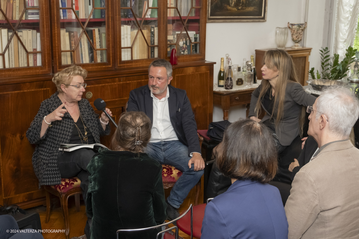 _DSF4808.jpg - 16/05/2024. Presentazione del libro Una Fetta di Sorriso di Cristiano Bussola edito da Paola Caramella Editrice nella sede del Caramella Choco Bistrot. Relatori la Giornalista Mara Martellotta e l'autore Cristiano Bussola. Da non perdere!  In gioventuÌ€ Renzo Villa aveva un sogno: voleva fare lâ€™attore, il cantante. Ma non riusciÌ€ a sfondare nel mondo dello spettacolo. CosiÌ€, negli anni 70, sfidando il monopolio Rai, si costruiÌ€ un palcoscenico tutto suo: Antennatre, lâ€™emittente che cambioÌ€ la storia della televisione italiana.Nel libro sono raccolte oltre 40 interviste ad altrettanti personaggi la cui storia Ã¨ intrecciata a quella di Antennatre. Tra loro: Massimo Boldi, Donatella Rettore, Johnson Righeira, Ettore Andenna, Memo Remigi, Wilma De Angelis, Enrico Beruschi!