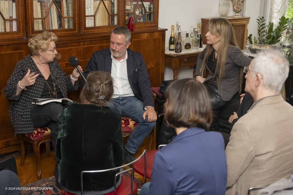 _DSF4809.jpg - 16/05/2024. Presentazione del libro Una Fetta di Sorriso di Cristiano Bussola edito da Paola Caramella Editrice nella sede del Caramella Choco Bistrot. Relatori la Giornalista Mara Martellotta e l'autore Cristiano Bussola. Da non perdere!  In gioventuÌ€ Renzo Villa aveva un sogno: voleva fare lâ€™attore, il cantante. Ma non riusciÌ€ a sfondare nel mondo dello spettacolo. CosiÌ€, negli anni 70, sfidando il monopolio Rai, si costruiÌ€ un palcoscenico tutto suo: Antennatre, lâ€™emittente che cambioÌ€ la storia della televisione italiana.Nel libro sono raccolte oltre 40 interviste ad altrettanti personaggi la cui storia Ã¨ intrecciata a quella di Antennatre. Tra loro: Massimo Boldi, Donatella Rettore, Johnson Righeira, Ettore Andenna, Memo Remigi, Wilma De Angelis, Enrico Beruschi!