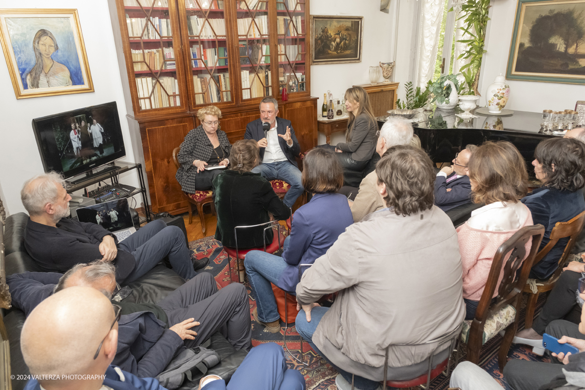 _DSF4852.jpg - 16/05/2024. Presentazione del libro Una Fetta di Sorriso di Cristiano Bussola edito da Paola Caramella Editrice nella sede del Caramella Choco Bistrot. Relatori la Giornalista Mara Martellotta e l'autore Cristiano Bussola. Da non perdere!  In gioventuÌ€ Renzo Villa aveva un sogno: voleva fare lâ€™attore, il cantante. Ma non riusciÌ€ a sfondare nel mondo dello spettacolo. CosiÌ€, negli anni 70, sfidando il monopolio Rai, si costruiÌ€ un palcoscenico tutto suo: Antennatre, lâ€™emittente che cambioÌ€ la storia della televisione italiana.Nel libro sono raccolte oltre 40 interviste ad altrettanti personaggi la cui storia Ã¨ intrecciata a quella di Antennatre. Tra loro: Massimo Boldi, Donatella Rettore, Johnson Righeira, Ettore Andenna, Memo Remigi, Wilma De Angelis, Enrico Beruschi!