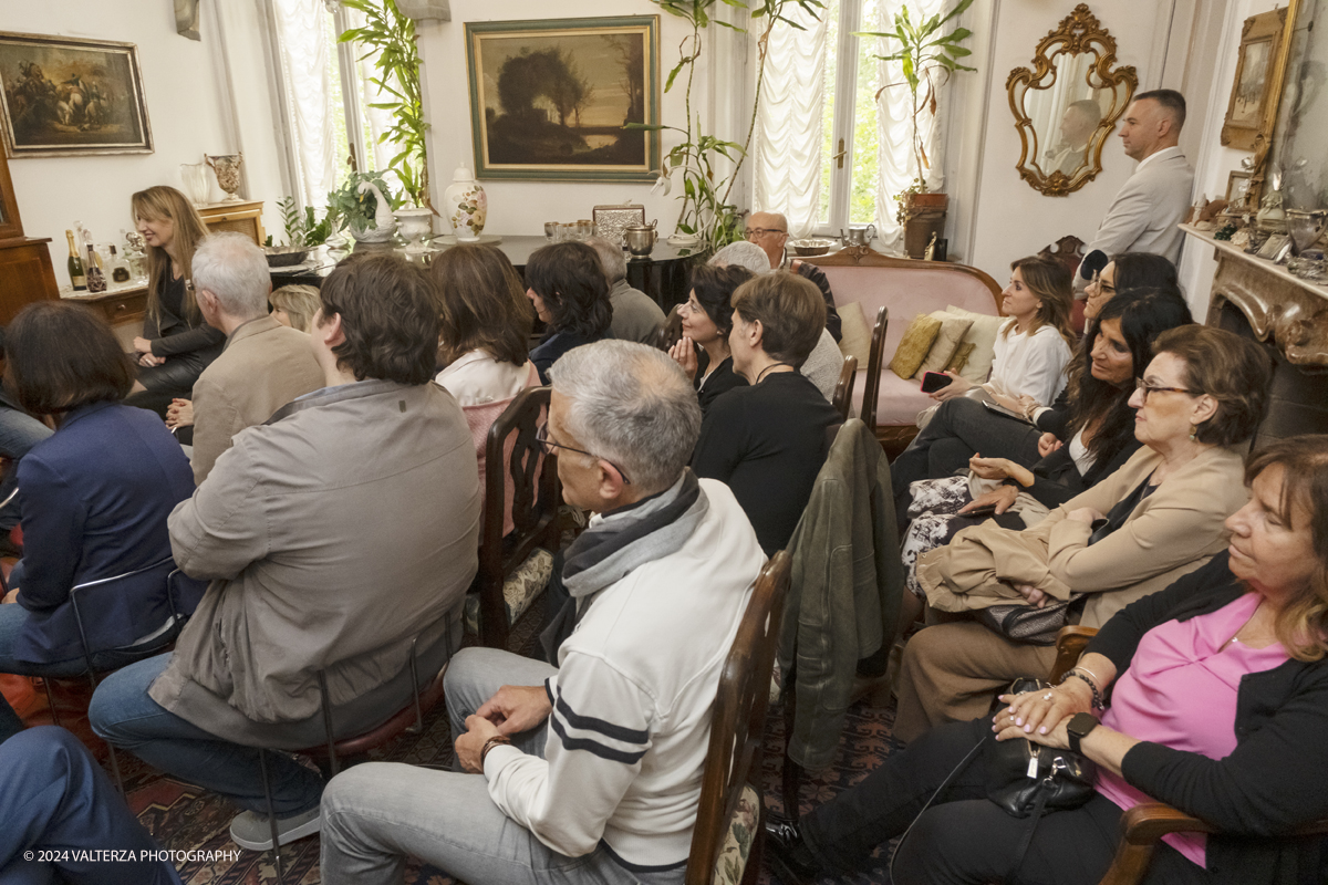 _DSF4859.jpg - 16/05/2024. Presentazione del libro Una Fetta di Sorriso di Cristiano Bussola edito da Paola Caramella Editrice nella sede del Caramella Choco Bistrot. Relatori la Giornalista Mara Martellotta e l'autore Cristiano Bussola. Da non perdere!  In gioventuÌ€ Renzo Villa aveva un sogno: voleva fare lâ€™attore, il cantante. Ma non riusciÌ€ a sfondare nel mondo dello spettacolo. CosiÌ€, negli anni 70, sfidando il monopolio Rai, si costruiÌ€ un palcoscenico tutto suo: Antennatre, lâ€™emittente che cambioÌ€ la storia della televisione italiana.Nel libro sono raccolte oltre 40 interviste ad altrettanti personaggi la cui storia Ã¨ intrecciata a quella di Antennatre. Tra loro: Massimo Boldi, Donatella Rettore, Johnson Righeira, Ettore Andenna, Memo Remigi, Wilma De Angelis, Enrico Beruschi!