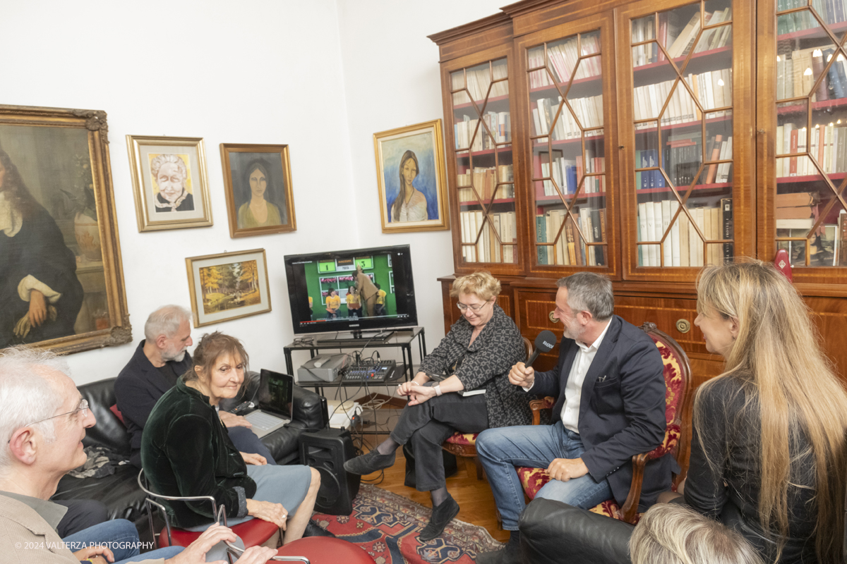 _DSF4871.jpg - 16/05/2024. Presentazione del libro Una Fetta di Sorriso di Cristiano Bussola edito da Paola Caramella Editrice nella sede del Caramella Choco Bistrot. Relatori la Giornalista Mara Martellotta e l'autore Cristiano Bussola. Da non perdere!  In gioventuÌ€ Renzo Villa aveva un sogno: voleva fare lâ€™attore, il cantante. Ma non riusciÌ€ a sfondare nel mondo dello spettacolo. CosiÌ€, negli anni 70, sfidando il monopolio Rai, si costruiÌ€ un palcoscenico tutto suo: Antennatre, lâ€™emittente che cambioÌ€ la storia della televisione italiana.Nel libro sono raccolte oltre 40 interviste ad altrettanti personaggi la cui storia Ã¨ intrecciata a quella di Antennatre. Tra loro: Massimo Boldi, Donatella Rettore, Johnson Righeira, Ettore Andenna, Memo Remigi, Wilma De Angelis, Enrico Beruschi!