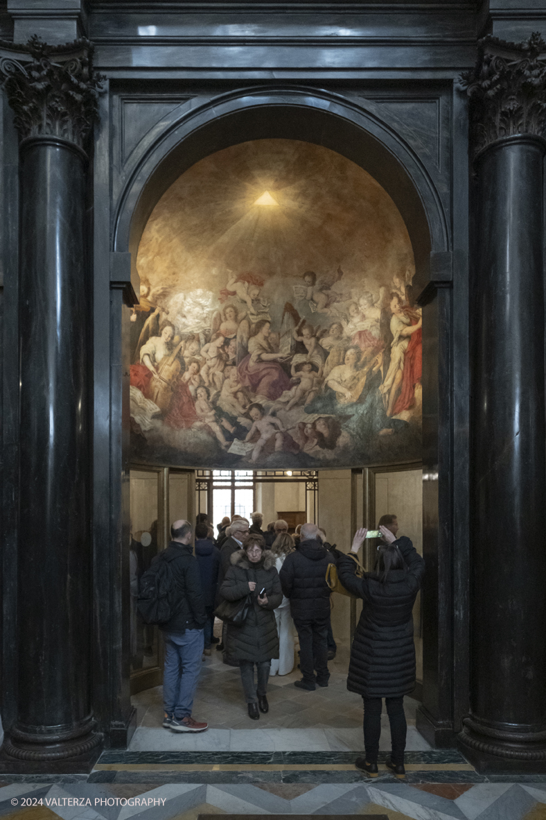 _DSF6586.jpg - 16/02/2024. Torino. Restauro a completamento dei Lavori dopo l'incendio dellsa cappella della Sindone, Aprile 1997. Nella Foto  visitatori delle opere restaurate