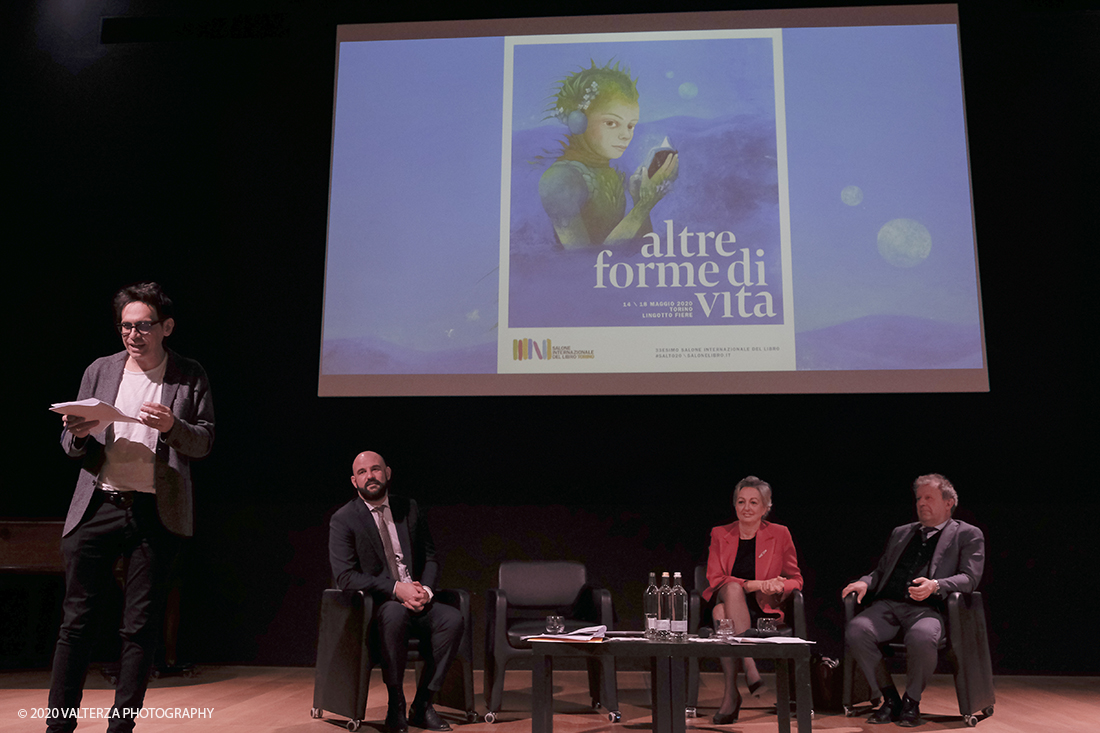 _DSF5975.jpg - 18/02/2020. Torino. Cinque giorni di dialogo intorno ai libri e alla lettura, per immaginare il futuro dellâ€™umanitÃ  e del mondo con oltre 2.000 tra scrittori, filosofi, scienziati, artisti, economisti e pensatori contemporanei. Nella foto la presentazione dell'immagine guida del Salone da parte di  Nicola Lagioia, direttore editoriale del Salone Internazionale del Libro di Torino