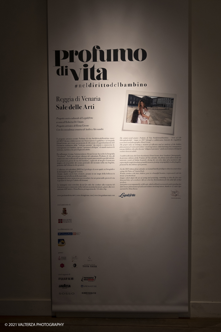 _DSF0389.jpg - 16/11/2021. Torino. Il progetto artistico-sociale, ora mostra e calendario, Profumo di Vita nasce nel 2017 dalla collaborazione tra l'Associazione Legal@rte e la fotografa torinese Elena Givone, per creare un momento di riflessione e approfondimento sul fenomeno sommerso della â€œviolenza assistitaâ€� dai minori. Nella foto l'ingresso alla mostra