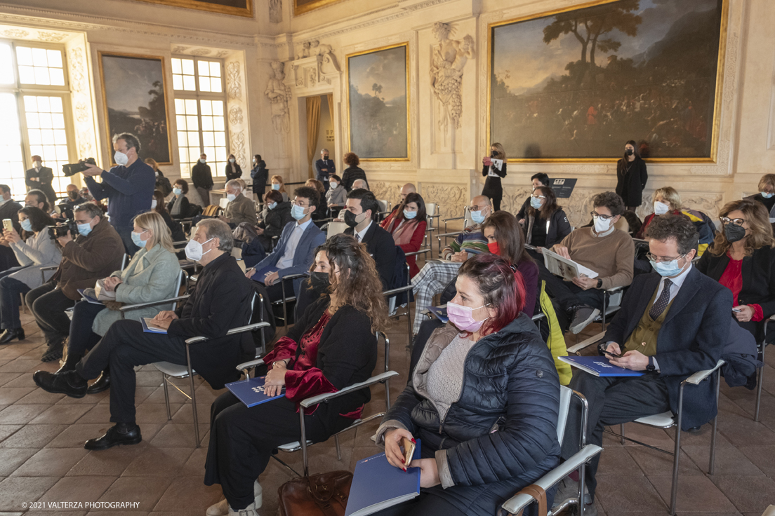 _DSF0514.jpg - 16/11/2021. Torino. Il progetto artistico-sociale, ora mostra e calendario, Profumo di Vita nasce nel 2017 dalla collaborazione tra l'Associazione Legal@rte e la fotografa torinese Elena Givone, per creare un momento di riflessione e approfondimento sul fenomeno sommerso della â€œviolenza assistitaâ€� dai minori. Nella foto un momento della conferenza di presentazione del calendario e della relativa mostra