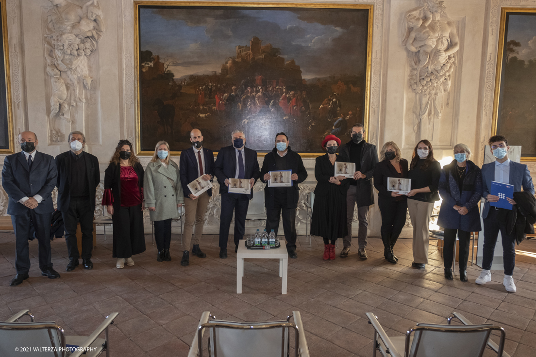 _DSF0575.jpg - 16/11/2021. Torino. Il progetto artistico-sociale, ora mostra e calendario, Profumo di Vita nasce nel 2017 dalla collaborazione tra l'Associazione Legal@rte e la fotografa torinese Elena Givone, per creare un momento di riflessione e approfondimento sul fenomeno sommerso della â€œviolenza assistitaâ€� dai minori. Nella foto immagine di gruppo dei prrotagonisti dell'evento con le autoritÃ  intevenute , la fotografa Elena Givone e le mamme con i bambini ritratti nelle immagini del calendario e della mostra