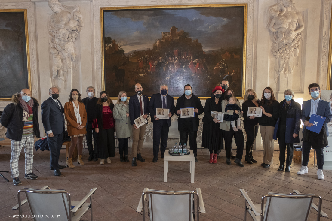 _DSF0581.jpg - 16/11/2021. Torino. Il progetto artistico-sociale, ora mostra e calendario, Profumo di Vita nasce nel 2017 dalla collaborazione tra l'Associazione Legal@rte e la fotografa torinese Elena Givone, per creare un momento di riflessione e approfondimento sul fenomeno sommerso della â€œviolenza assistitaâ€� dai minori. Nella foto immagine di gruppo dei prrotagonisti dell'evento con le autoritÃ  intevenute , la fotografa Elena Givone e le mamme con i bambini ritratti nelle immagini del calendario e della mostra