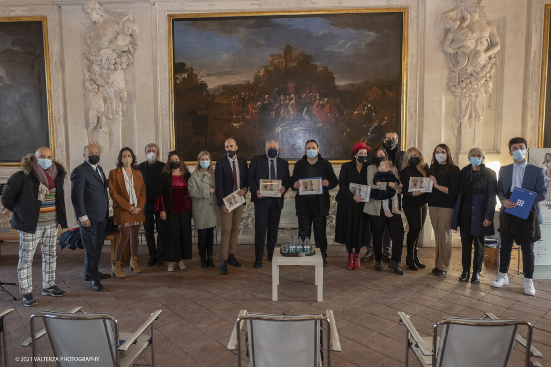 _DSF0582.jpg - 16/11/2021. Torino. Il progetto artistico-sociale, ora mostra e calendario, Profumo di Vita nasce nel 2017 dalla collaborazione tra l'Associazione Legal@rte e la fotografa torinese Elena Givone, per creare un momento di riflessione e approfondimento sul fenomeno sommerso della â€œviolenza assistitaâ€� dai minori. Nella foto immagine di gruppo dei prrotagonisti dell'evento con le autoritÃ  intevenute , la fotografa Elena Givone e le mamme con i bambini ritratti nelle immagini del calendario e della mostra