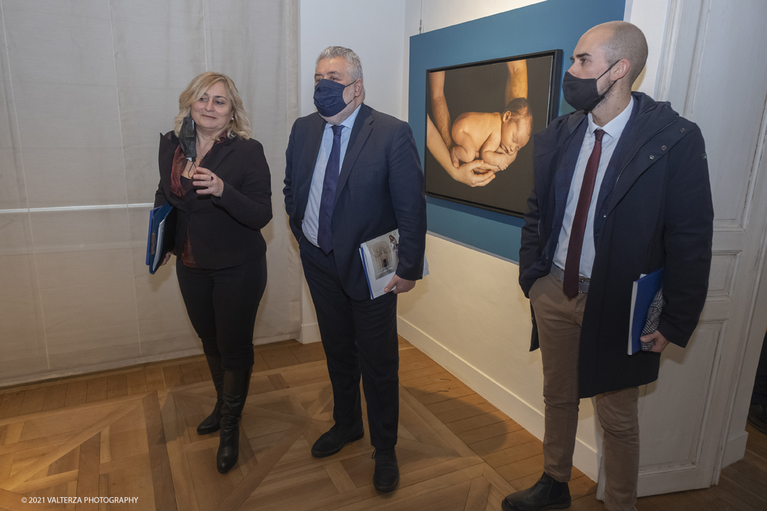 _DSF0601.jpg - 16/11/2021. Torino. Il progetto artistico-sociale, ora mostra e calendario, Profumo di Vita nasce nel 2017 dalla collaborazione tra l'Associazione Legal@rte e la fotografa torinese Elena Givone, per creare un momento di riflessione e approfondimento sul fenomeno sommerso della â€œviolenza assistitaâ€� dai minori. Nella foto  Fabio Giulivi sindaco di Venaria Reale, Vincenzo Ciarambino questore della provincia di Torino, in visita alla mostra guidati da Roberta Di Chiara curatrice