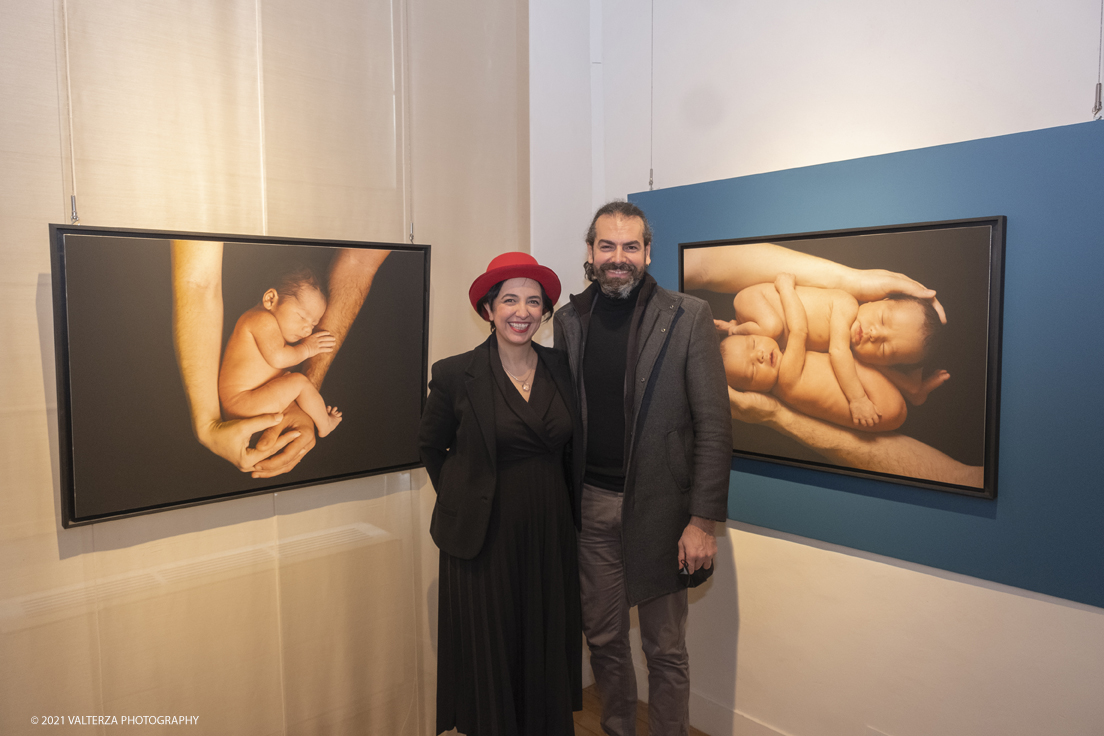 _DSF0626.jpg - 16/11/2021. Torino. Il progetto artistico-sociale, ora mostra e calendario, Profumo di Vita nasce nel 2017 dalla collaborazione tra l'Associazione Legal@rte e la fotografa torinese Elena Givone, per creare un momento di riflessione e approfondimento sul fenomeno sommerso della â€œviolenza assistitaâ€� dai minori. Nella foto la fotografa Elena Givone con il compagno e collaboratore Andrea Alessandri