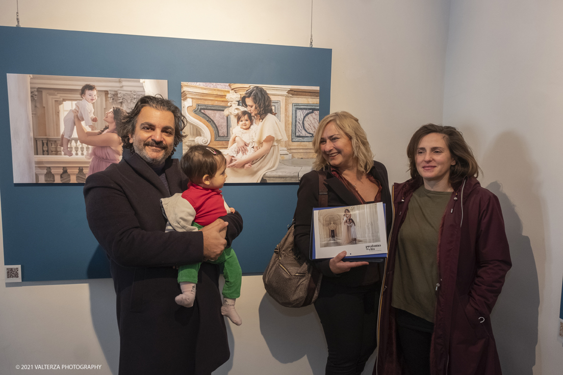 _DSF0667.jpg - 16/11/2021. Torino. Il progetto artistico-sociale, ora mostra e calendario, Profumo di Vita nasce nel 2017 dalla collaborazione tra l'Associazione Legal@rte e la fotografa torinese Elena Givone, per creare un momento di riflessione e approfondimento sul fenomeno sommerso della â€œviolenza assistitaâ€� dai minori. Nella foto protagonisti del progetto in visita alla mostra