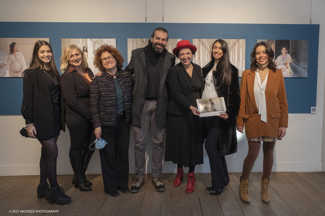 _DSF0688.jpg - 16/11/2021. Torino. Il progetto artistico-sociale, ora mostra e calendario, Profumo di Vita nasce nel 2017 dalla collaborazione tra l'Associazione Legal@rte e la fotografa torinese Elena Givone, per creare un momento di riflessione e approfondimento sul fenomeno sommerso della â€œviolenza assistitaâ€� dai minori. Nella foto