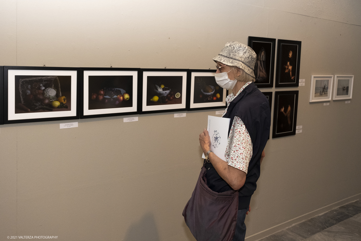 _DSF6883.jpg - 15/09/2021. Torino. Inaugurazione dell'esposizione annuale degli artisti soci della Promotrice delle Belle Arti di Torino. Nella foto visitatore davanti alle opere del fotografo Renato Valterza