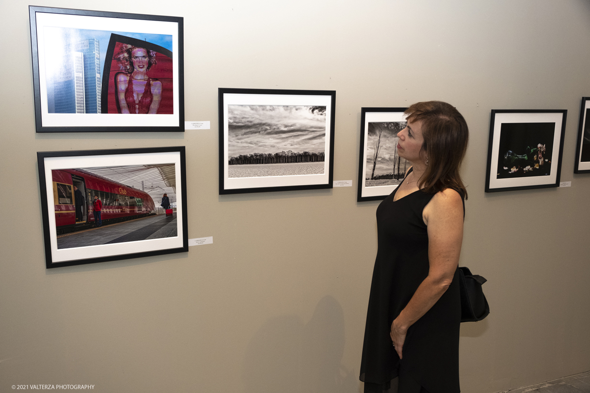 _DSF6888.jpg - 15/09/2021. Torino. Inaugurazione dell'esposizione annuale degli artisti soci della Promotrice delle Belle Arti di Torino. Nella foto l'artista Campanelli Lina davanti alle sue opere