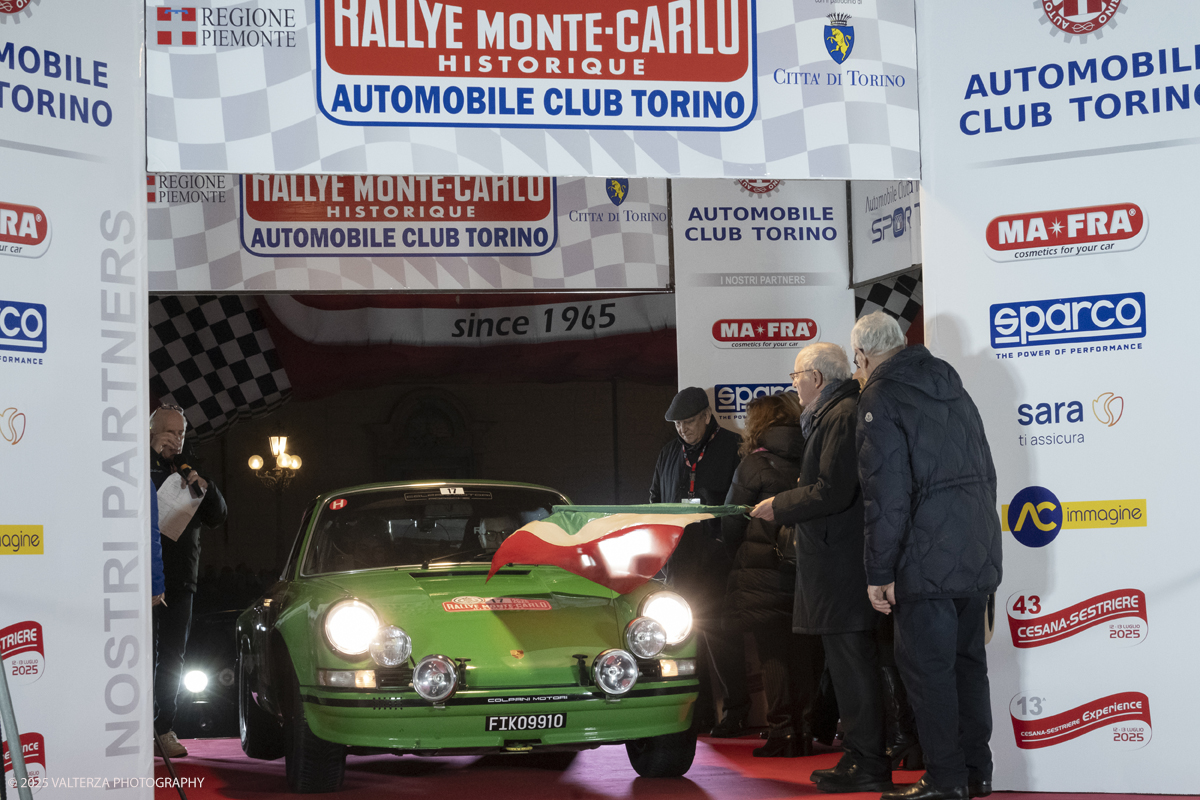 DSCF0683.jpg - Turin, Italy. December 31, 2025.Classic Cars  for the Rallye Monte-Carlo Historique 2025 race starting in Turin. Depature of the car N. 17 Tosetti Max/ Bernardelli Marco