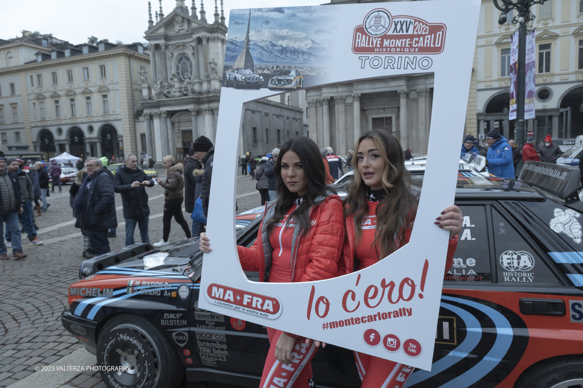 _DSF7260.jpg - 26/01/2023. Torino. Dopo  sette anni, torna a Torino il Rally Storico di Montecarlo, la rievocazione storica del rally su strada piÃ¹ antico del mondo, riservata alle vetture dâ€™epoca che hanno partecipato ad almeno un Rally Automobile Monte-Carlo entro il 1983. Nella foto hostess al lavoro in piazza San Carlo