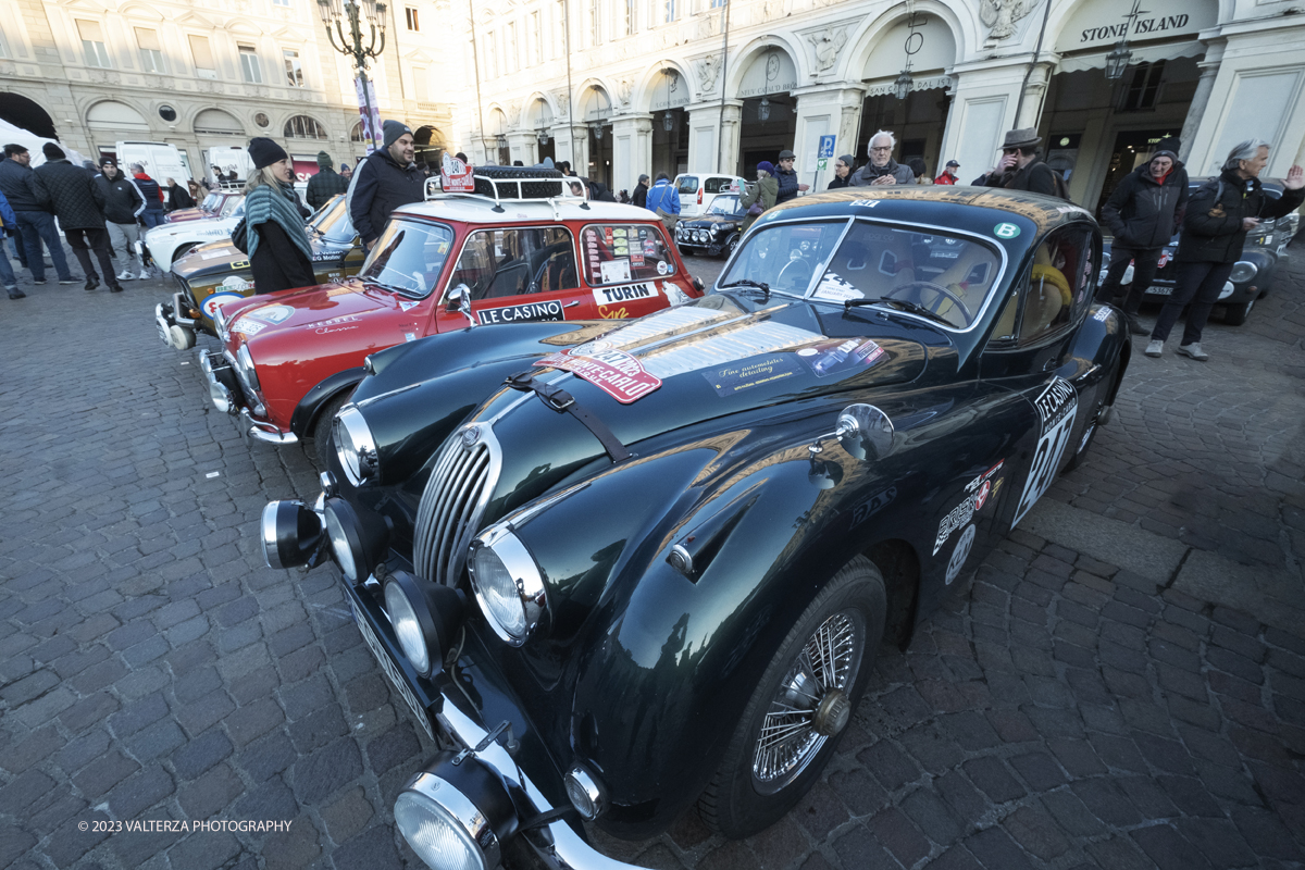 _DSF7480.jpg - 26/01/2023. Torino. Dopo  sette anni, torna a Torino il Rally Storico di Montecarlo, la rievocazione storica del rally su strada piÃ¹ antico del mondo, riservata alle vetture dâ€™epoca che hanno partecipato ad almeno un Rally Automobile Monte-Carlo entro il 1983. Nella foto vetture partecipanti alla corsa esposte in Piazza San Carlo prima della partenza serale