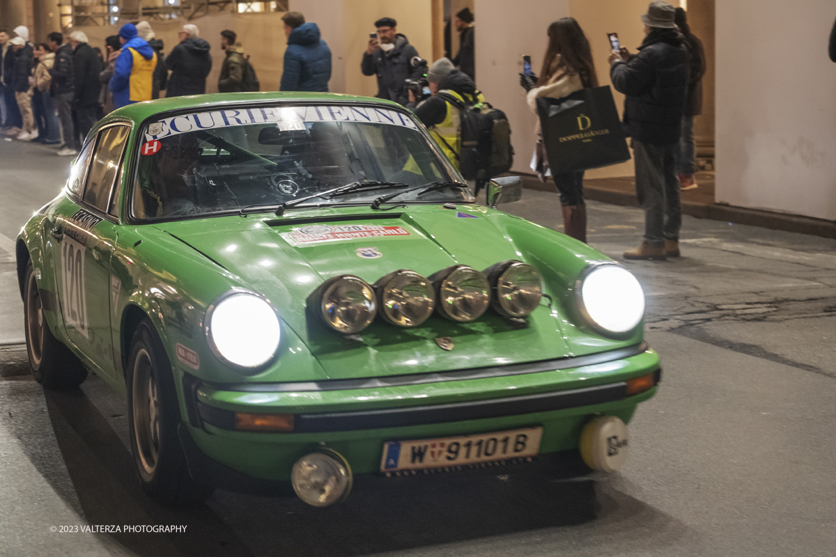 _DSF8962.jpg - 26/01/2023. Torino. Dopo  sette anni, torna a Torino il Rally Storico di Montecarlo, la rievocazione storica del rally su strada piÃ¹ antico del mondo, riservata alle vetture dâ€™epoca che hanno partecipato ad almeno un Rally Automobile Monte-Carlo entro il 1983. Nella foto passaggio di vetture della corsa in via Roma a Torino