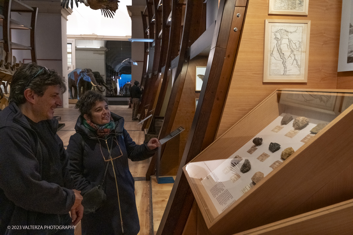 _DSF0694.jpg - 12/01/2024. Torino. Il Il Museo Regionale di Scienze Naturali di Torino riapre al pubblico   dopo oltre dieci anni di chiusura. La riapertura prevede un rinnovato e interattivo percorso espositivo che si sviluppa su tre principali aree: Museo Storico di Zoologia, Arca delle Esplorazioni e Sala delle Meraviglie. Nella foto la direttrice della rivista Piemonte Parchi  Emanuela Celona in visita al Mueo con uno dei curatori.