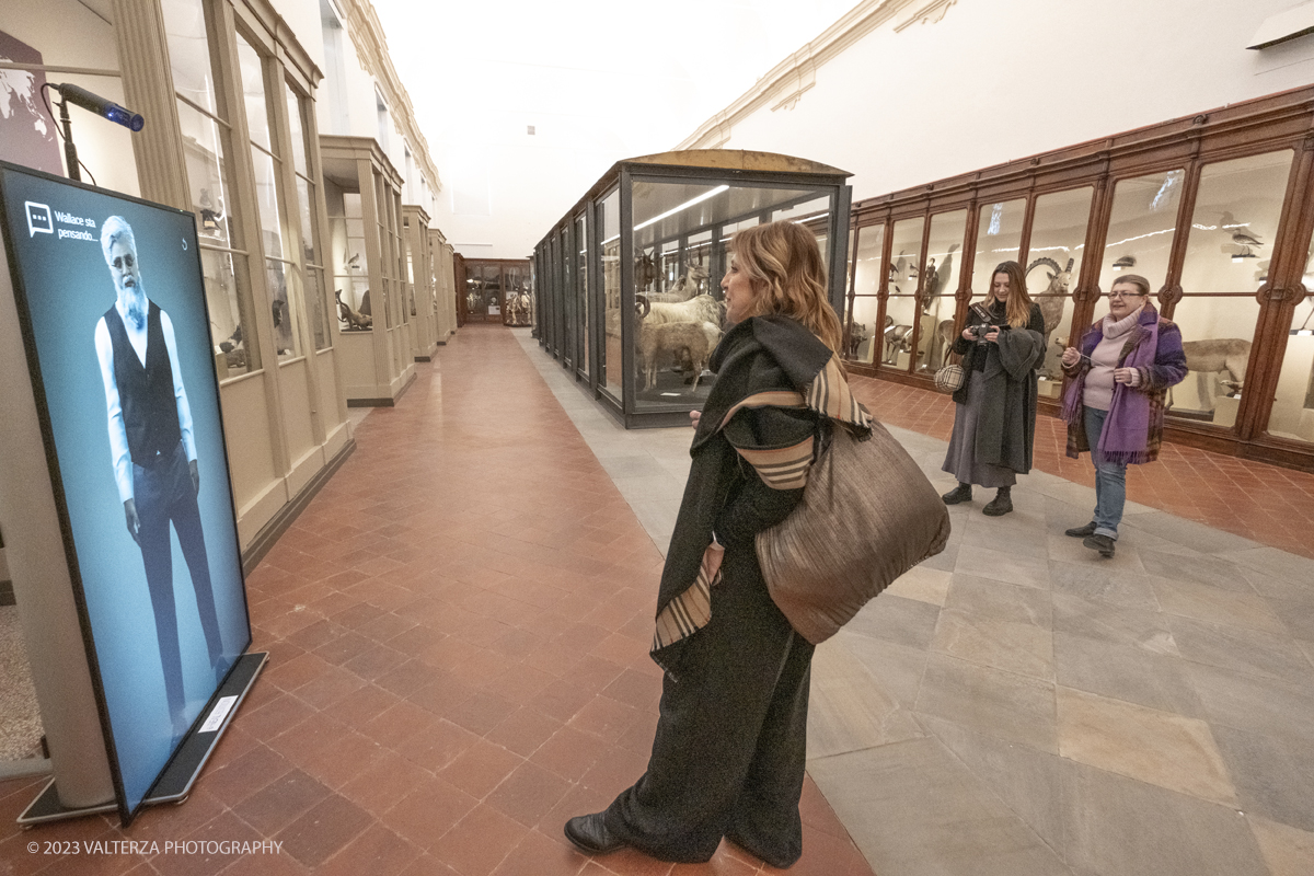 _DSF0898.jpg - 12/01/2024. Torino. Il Il Museo Regionale di Scienze Naturali di Torino riapre al pubblico   dopo oltre dieci anni di chiusura. La riapertura prevede un rinnovato e interattivo percorso espositivo che si sviluppa su tre principali aree: Museo Storico di Zoologia, Arca delle Esplorazioni e Sala delle Meraviglie. Nella foto grazie alla Intelligenza Artificiale generativa il visitatore puÃ² dialogare con un Totem all'interno del quale si trova la figura di Sir Alfred Rusel Wallace.