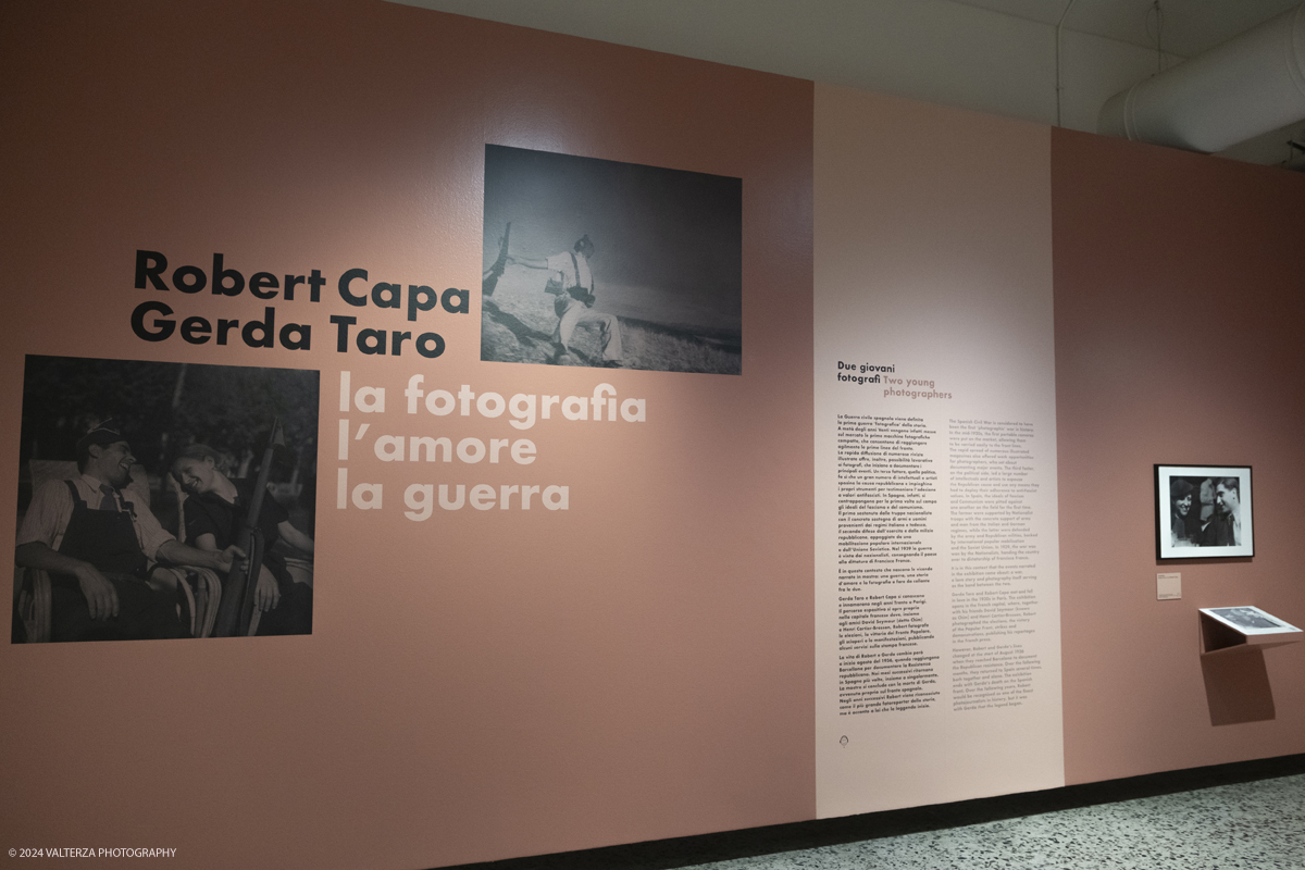 _DSF5040.jpg - 13/02/20224. Torino. Dal 14 Febbraio a CAMERA - Centro Italiano per la Fotografia la tragica guerra civile spagnola, e il rapporto professionale e sentimentale fra Robert Capa e Gerda Taro sono il fulcro della mostra  che con oltre 120 fotografie racconta una stagione intensa di fotografia, guerra e amore. Nella foto la parte iniziale della mostra