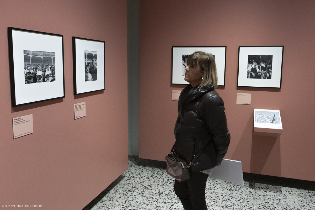 _DSF5088.jpg - 13/02/20224. Torino. Dal 14 Febbraio a CAMERA - Centro Italiano per la Fotografia la tragica guerra civile spagnola, e il rapporto professionale e sentimentale fra Robert Capa e Gerda Taro sono il fulcro della mostra  che con oltre 120 fotografie racconta una stagione intensa di fotografia, guerra e amore. Nella foto in visita alla mostra