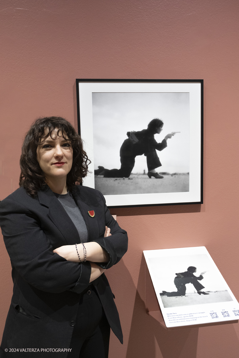 _DSF5125.jpg - 13/02/20224. Torino. Dal 14 Febbraio a CAMERA - Centro Italiano per la Fotografia la tragica guerra civile spagnola, e il rapporto professionale e sentimentale fra Robert Capa e Gerda Taro sono il fulcro della mostra  che con oltre 120 fotografie racconta una stagione intensa di fotografia, guerra e amore. Nella foto Monica Poggi , curatrice della mostra