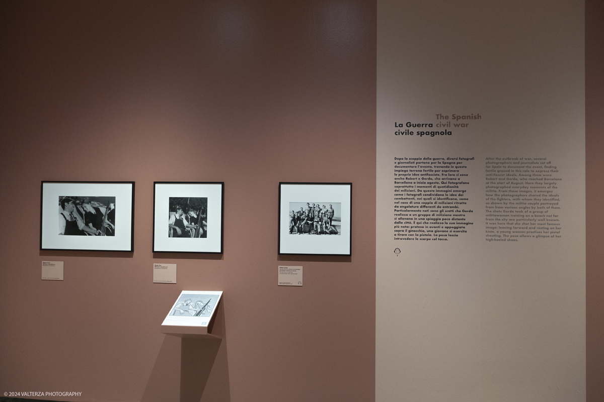 _DSF5128.jpg - 13/02/20224. Torino. Dal 14 Febbraio a CAMERA - Centro Italiano per la Fotografia la tragica guerra civile spagnola, e il rapporto professionale e sentimentale fra Robert Capa e Gerda Taro sono il fulcro della mostra  che con oltre 120 fotografie racconta una stagione intensa di fotografia, guerra e amore. Nella foto parte dell'allestimento della mostra