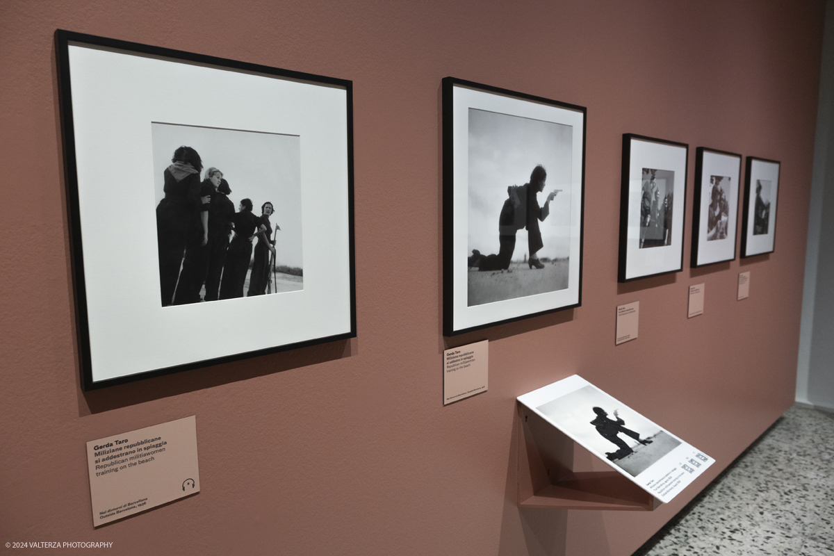 _DSF5148.jpg - 13/02/20224. Torino. Dal 14 Febbraio a CAMERA - Centro Italiano per la Fotografia la tragica guerra civile spagnola, e il rapporto professionale e sentimentale fra Robert Capa e Gerda Taro sono il fulcro della mostra  che con oltre 120 fotografie racconta una stagione intensa di fotografia, guerra e amore. Nella foto parte dell'allestimento della mostra