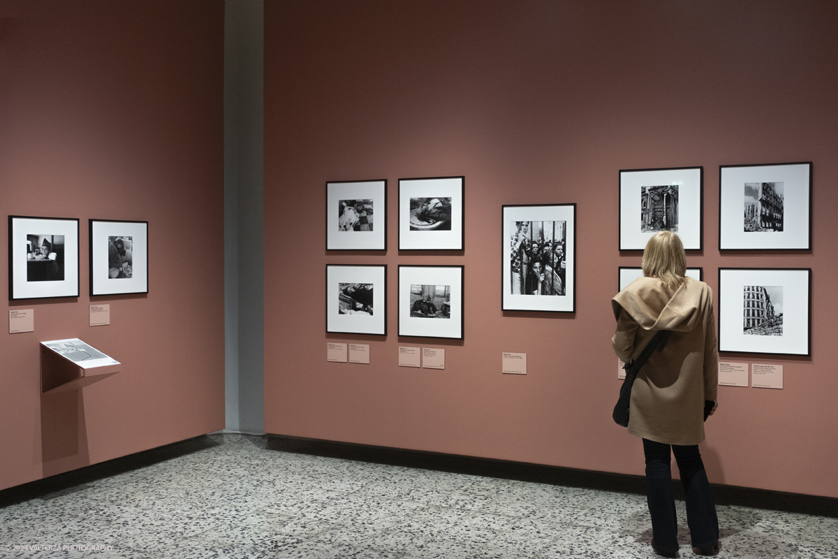 _DSF5198.jpg - 13/02/20224. Torino. Dal 14 Febbraio a CAMERA - Centro Italiano per la Fotografia la tragica guerra civile spagnola, e il rapporto professionale e sentimentale fra Robert Capa e Gerda Taro sono il fulcro della mostra  che con oltre 120 fotografie racconta una stagione intensa di fotografia, guerra e amore. Nella foto in visita alla mostra