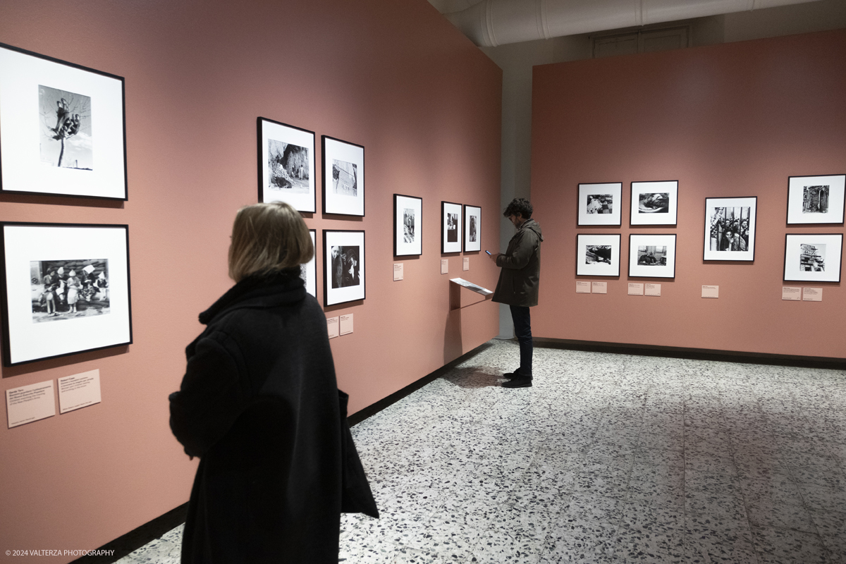 _DSF5233.jpg - 13/02/20224. Torino. Dal 14 Febbraio a CAMERA - Centro Italiano per la Fotografia la tragica guerra civile spagnola, e il rapporto professionale e sentimentale fra Robert Capa e Gerda Taro sono il fulcro della mostra  che con oltre 120 fotografie racconta una stagione intensa di fotografia, guerra e amore. Nella foto in visita alla mostra