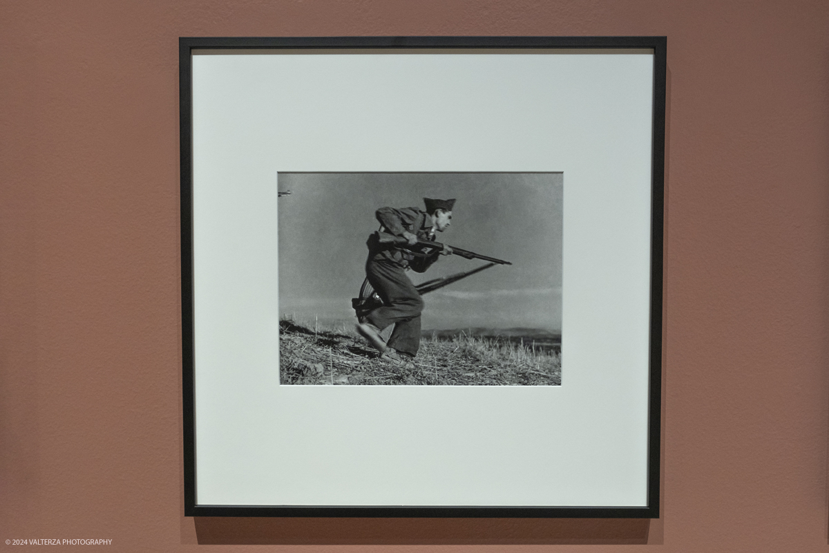 _DSF5248.jpg - 13/02/20224. Torino. Dal 14 Febbraio a CAMERA - Centro Italiano per la Fotografia la tragica guerra civile spagnola, e il rapporto professionale e sentimentale fra Robert Capa e Gerda Taro sono il fulcro della mostra  che con oltre 120 fotografie racconta una stagione intensa di fotografia, guerra e amore. Nella foto Robert Capa, miliziano lealista corre impugnando  un fucile, nei pressi di Espejo, Fronte di Cordova, Spagna, Settembre 1936