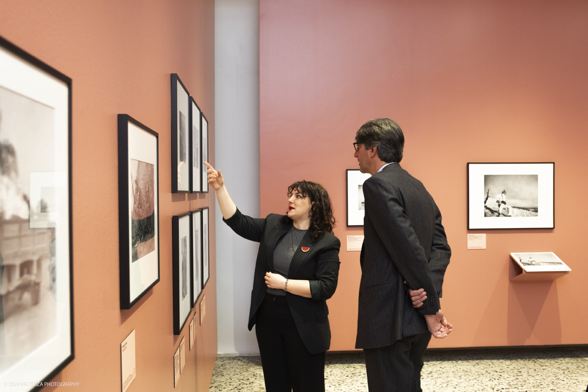 _DSF5273.jpg - 13/02/20224. Torino. Dal 14 Febbraio a CAMERA - Centro Italiano per la Fotografia la tragica guerra civile spagnola, e il rapporto professionale e sentimentale fra Robert Capa e Gerda Taro sono il fulcro della mostra  che con oltre 120 fotografie racconta una stagione intensa di fotografia, guerra e amore. Nella foto il Presidente di Camera Emanuele Chieli in visita alla mostra con la curatrice Monica Poggi