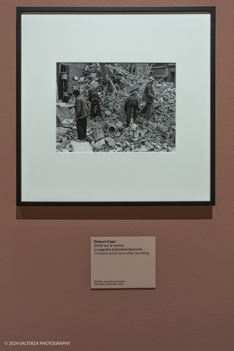 _DSF5377.jpg - 13/02/20224. Torino. Dal 14 Febbraio a CAMERA - Centro Italiano per la Fotografia la tragica guerra civile spagnola, e il rapporto professionale e sentimentale fra Robert Capa e Gerda Taro sono il fulcro della mostra  che con oltre 120 fotografie racconta una stagione intensa di fotografia, guerra e amore. Nella foto Robert Capa, civili tra le rovine in seguito ai bombardamenti. Novembre/Dicembre 1936