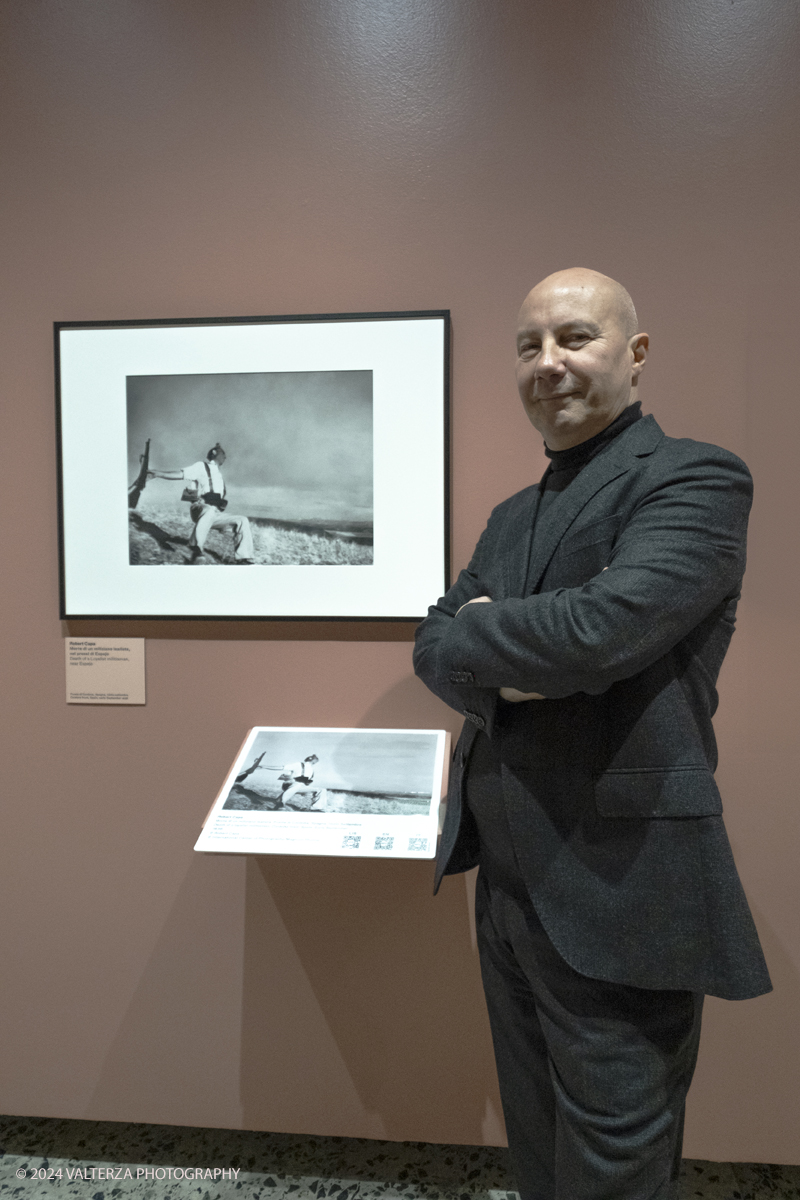 _DSF5961.jpg - 13/02/20224. Torino. Dal 14 Febbraio a CAMERA - Centro Italiano per la Fotografia la tragica guerra civile spagnola, e il rapporto professionale e sentimentale fra Robert Capa e Gerda Taro sono il fulcro della mostra  che con oltre 120 fotografie racconta una stagione intensa di fotografia, guerra e amore. Nella foto Walter Guadagnini direttore di Camera e curatore della mostra