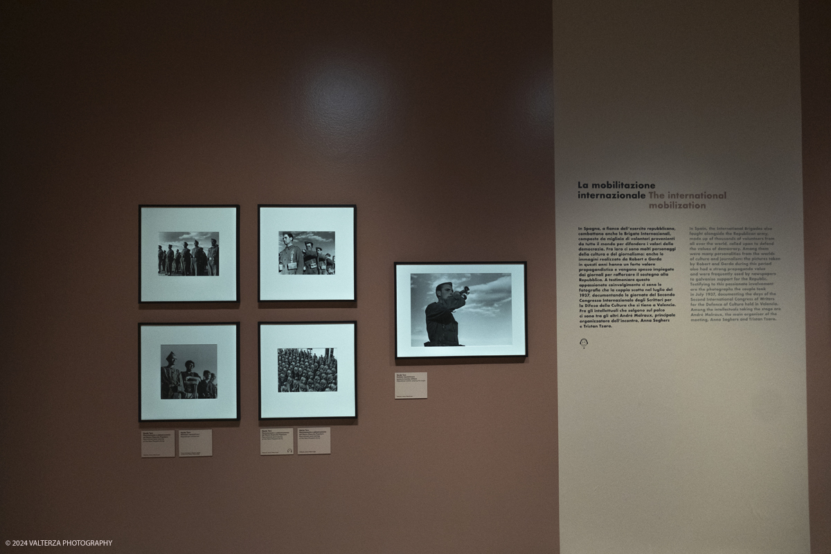 _DSF5989.jpg - 13/02/20224. Torino. Dal 14 Febbraio a CAMERA - Centro Italiano per la Fotografia la tragica guerra civile spagnola, e il rapporto professionale e sentimentale fra Robert Capa e Gerda Taro sono il fulcro della mostra  che con oltre 120 fotografie racconta una stagione intensa di fotografia, guerra e amore. Nella foto parte dell'allestimento della mostra