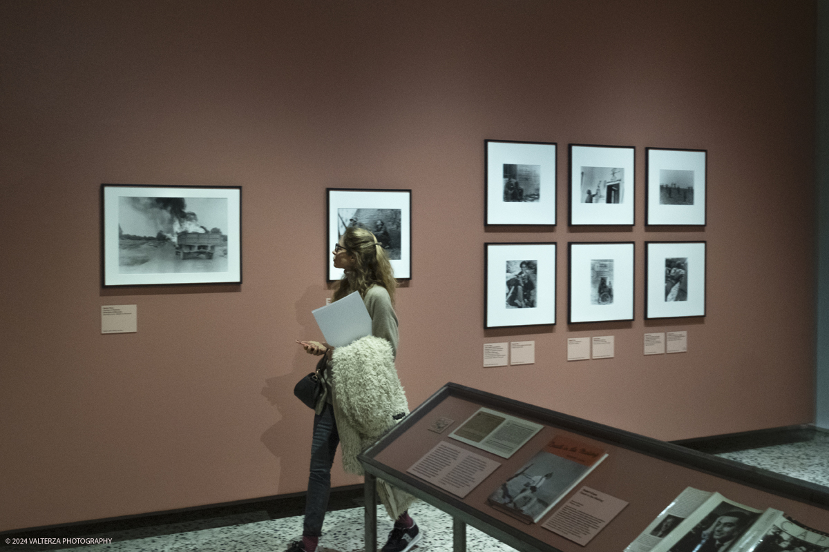 _DSF5998.jpg - 13/02/20224. Torino. Dal 14 Febbraio a CAMERA - Centro Italiano per la Fotografia la tragica guerra civile spagnola, e il rapporto professionale e sentimentale fra Robert Capa e Gerda Taro sono il fulcro della mostra  che con oltre 120 fotografie racconta una stagione intensa di fotografia, guerra e amore. Nella foto in visita alla mostra