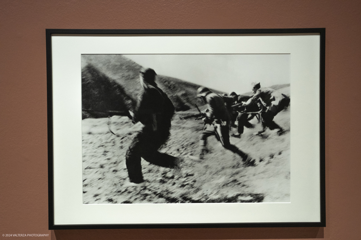 _DSF6002.jpg - 13/02/20224. Torino. Dal 14 Febbraio a CAMERA - Centro Italiano per la Fotografia la tragica guerra civile spagnola, e il rapporto professionale e sentimentale fra Robert Capa e Gerda Taro sono il fulcro della mostra  che con oltre 120 fotografie racconta una stagione intensa di fotografia, guerra e amore. Nella foto Robert Capa, sodati repubblicani , fronte di Aragona, Spagna Agosto, 1936