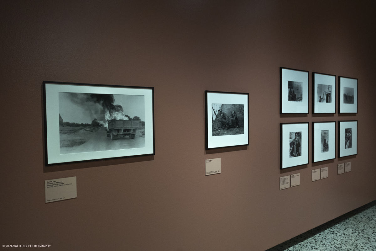 _DSF6012.jpg - 13/02/20224. Torino. Dal 14 Febbraio a CAMERA - Centro Italiano per la Fotografia la tragica guerra civile spagnola, e il rapporto professionale e sentimentale fra Robert Capa e Gerda Taro sono il fulcro della mostra  che con oltre 120 fotografie racconta una stagione intensa di fotografia, guerra e amore. Nella foto parte dell'allestimento della mostra