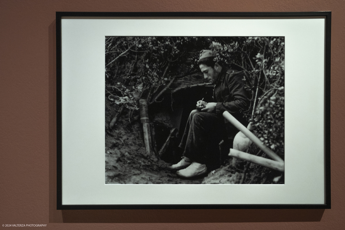 _DSF6020.jpg - 13/02/20224. Torino. Dal 14 Febbraio a CAMERA - Centro Italiano per la Fotografia la tragica guerra civile spagnola, e il rapporto professionale e sentimentale fra Robert Capa e Gerda Taro sono il fulcro della mostra  che con oltre 120 fotografie racconta una stagione intensa di fotografia, guerra e amore. Nella foto Robert Capa, soldato repubblicano in un bunker, Madrid, Novembre/Dicembre, 1936