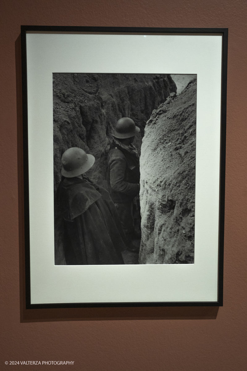 _DSF6025.jpg - 13/02/20224. Torino. Dal 14 Febbraio a CAMERA - Centro Italiano per la Fotografia la tragica guerra civile spagnola, e il rapporto professionale e sentimentale fra Robert Capa e Gerda Taro sono il fulcro della mostra  che con oltre 120 fotografie racconta una stagione intensa di fotografia, guerra e amore. Nella foto Gerta Taro, soldati nelle trincee, Madrid. Febbraio, 1937