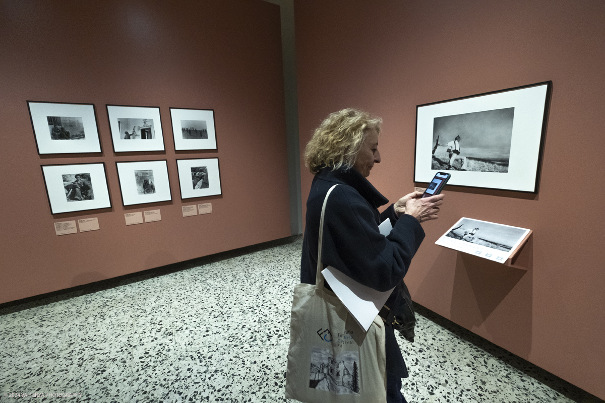 _DSF6048.jpg - 13/02/20224. Torino. Dal 14 Febbraio a CAMERA - Centro Italiano per la Fotografia la tragica guerra civile spagnola, e il rapporto professionale e sentimentale fra Robert Capa e Gerda Taro sono il fulcro della mostra  che con oltre 120 fotografie racconta una stagione intensa di fotografia, guerra e amore. Nella foto in visita alla mostra