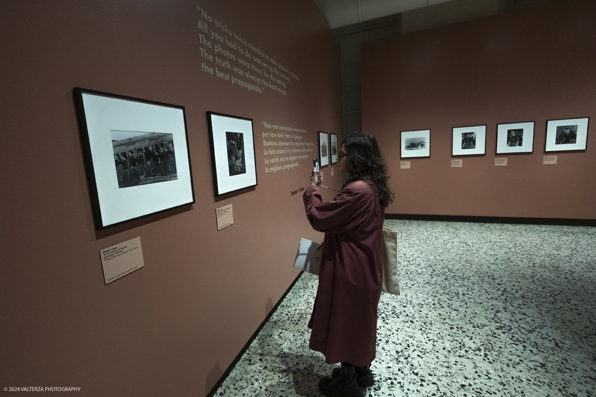 _DSF6061.jpg - 13/02/20224. Torino. Dal 14 Febbraio a CAMERA - Centro Italiano per la Fotografia la tragica guerra civile spagnola, e il rapporto professionale e sentimentale fra Robert Capa e Gerda Taro sono il fulcro della mostra  che con oltre 120 fotografie racconta una stagione intensa di fotografia, guerra e amore. Nella foto in visita alla mostra