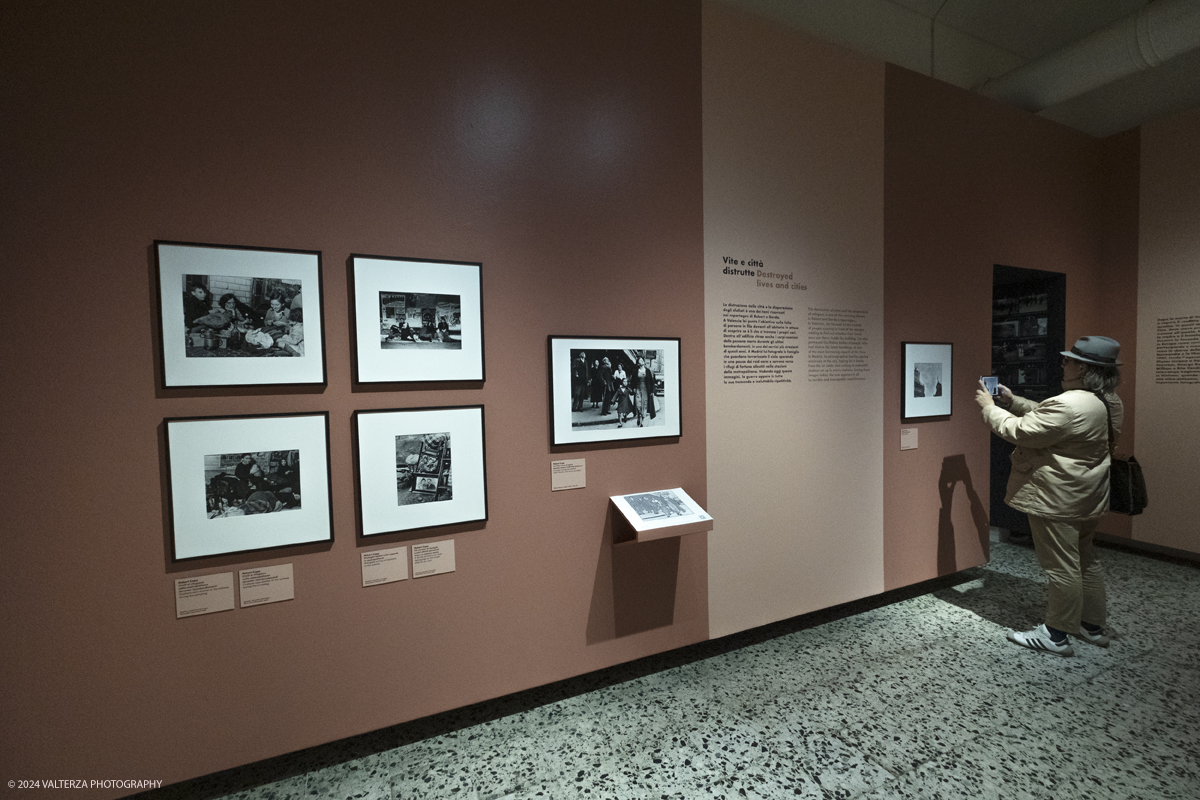 _DSF6123.jpg - 13/02/20224. Torino. Dal 14 Febbraio a CAMERA - Centro Italiano per la Fotografia la tragica guerra civile spagnola, e il rapporto professionale e sentimentale fra Robert Capa e Gerda Taro sono il fulcro della mostra  che con oltre 120 fotografie racconta una stagione intensa di fotografia, guerra e amore. Nella foto in visita alla mostra