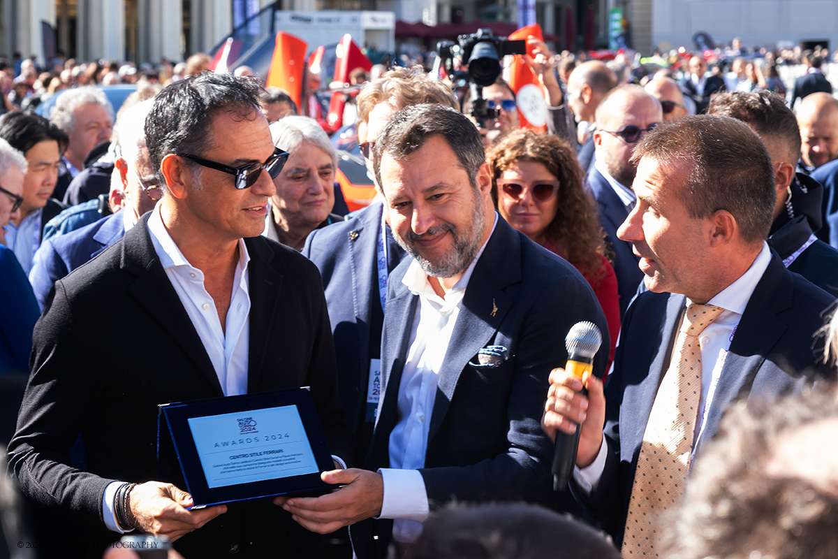 _DSF2623.jpg - 13/09/2024. Torino. La manifestazione open air  si svolge dal 13 al 15 settembre nel centro della cittÃ . Nella foto consegna dell' Award 2024 da parte del Ministro Salvini alla Ferrari rappresentata da Flavio Manzoni, Ferrari Chief Design Officer, nell'ambito della celebrazione di cinque grandi designer Bertone, Pininfarina, Giugiaro, Italdesign e Centro Stile Ferrari